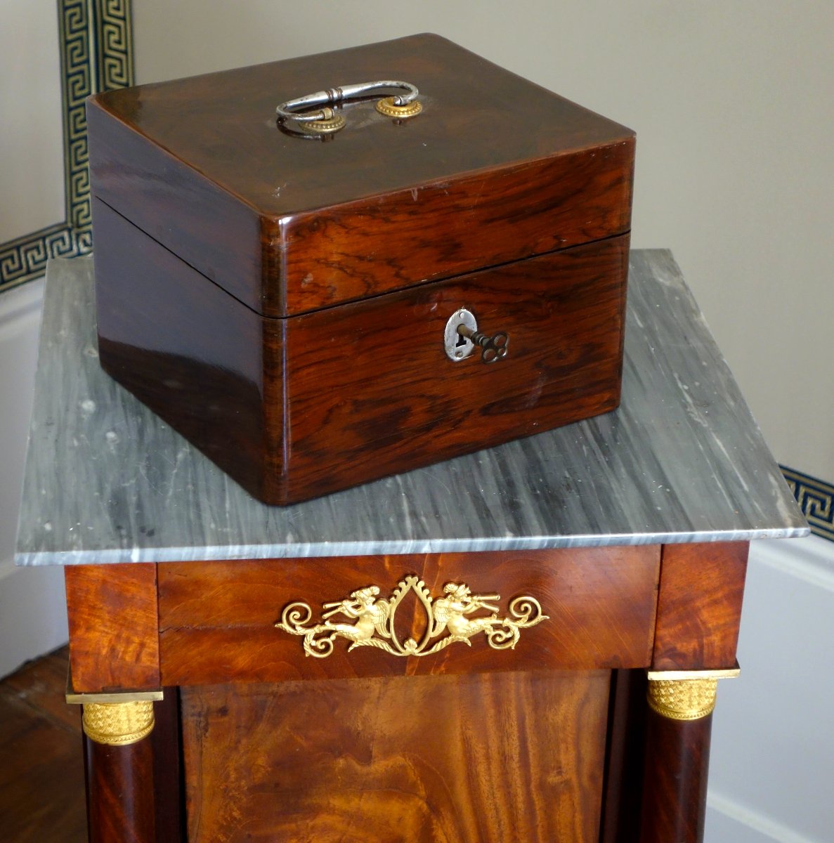 Coffret de voyage d'époque Louis XV en marqueterie de bois de violette - Croix de Malte