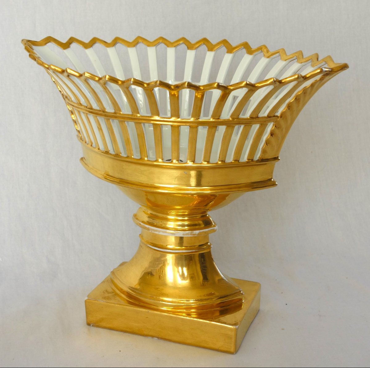 Coupe ajourée de forme navette, porcelaine de Paris dorée à l'or, époque Empire / Restauration-photo-1