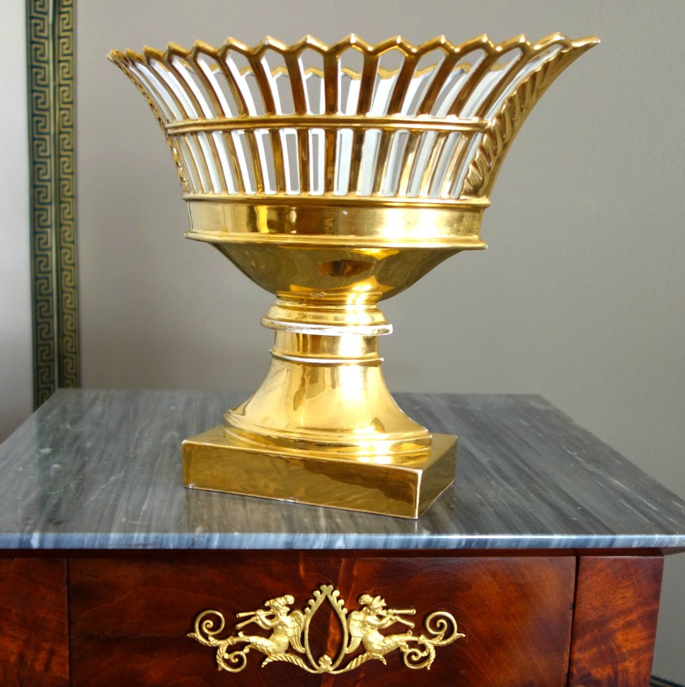 Coupe ajourée de forme navette, porcelaine de Paris dorée à l'or, époque Empire / Restauration