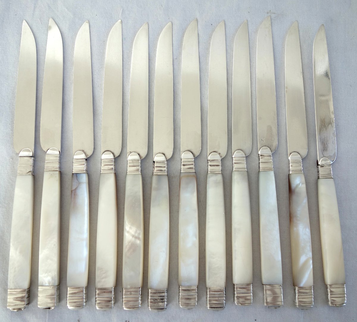 Set Of 12 Fruit Knives, With Solid Silver Blades, Mother-of-pearl Handles, And The “coq Et Vieillard” Hallmark-photo-2