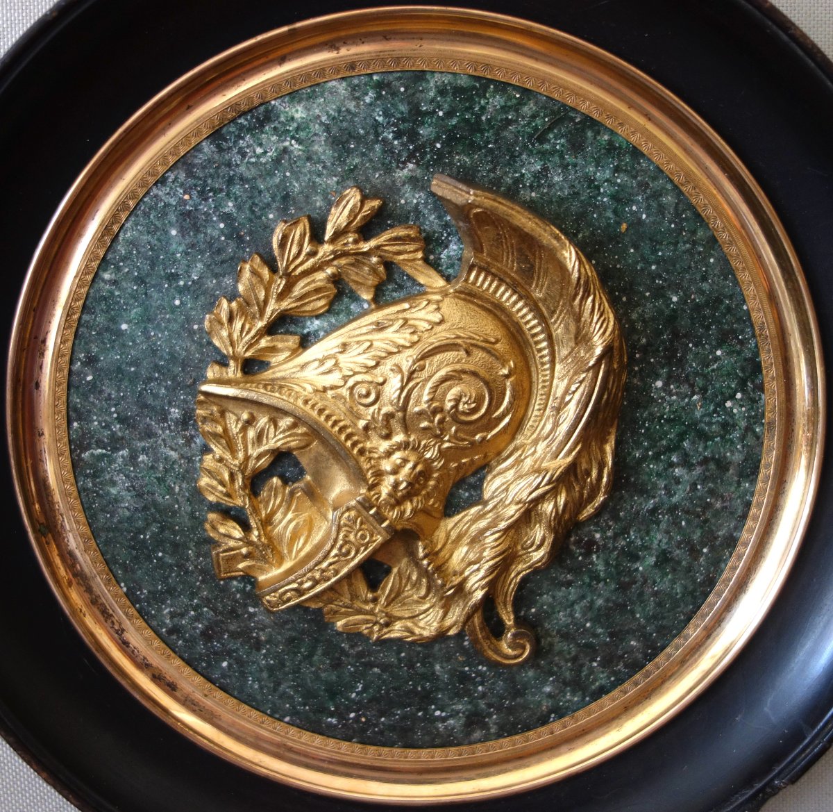 Grand médaillon à l'antique Souvenir du Grand Tour : casque à l'antique sur fond porphyre d20cm-photo-3