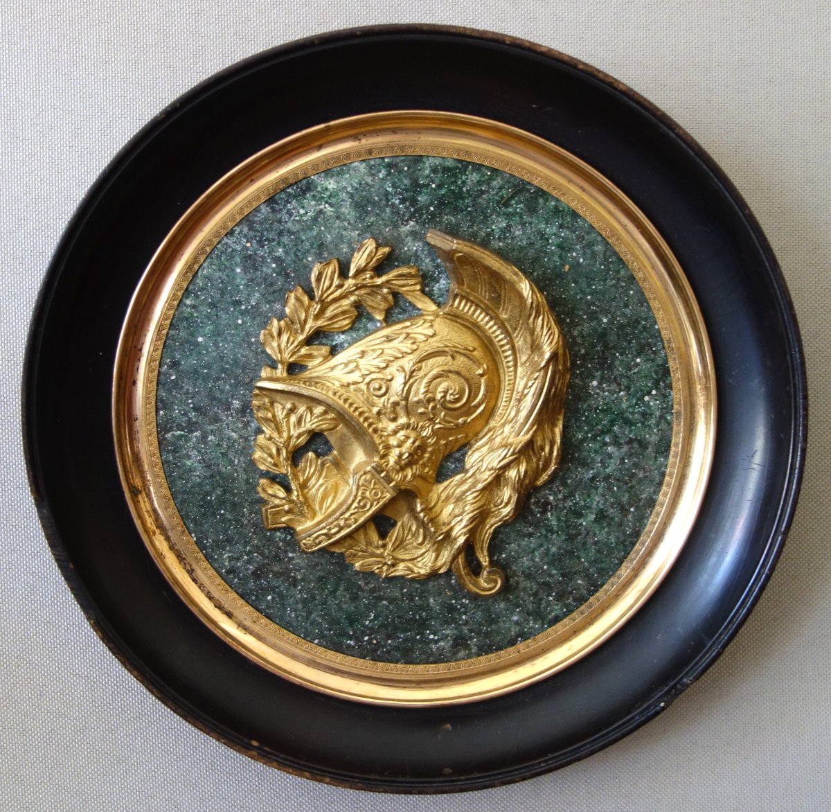 Grand médaillon à l'antique Souvenir du Grand Tour : casque à l'antique sur fond porphyre d20cm