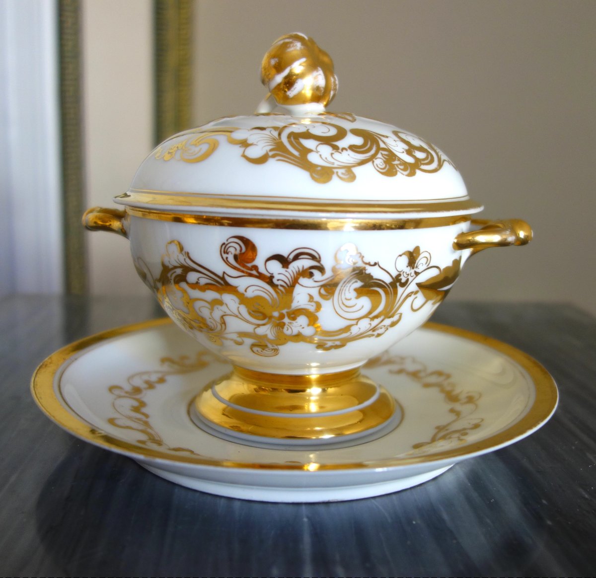 Bouillon en porcelaine de Paris blanc et Or vers 1850-photo-3