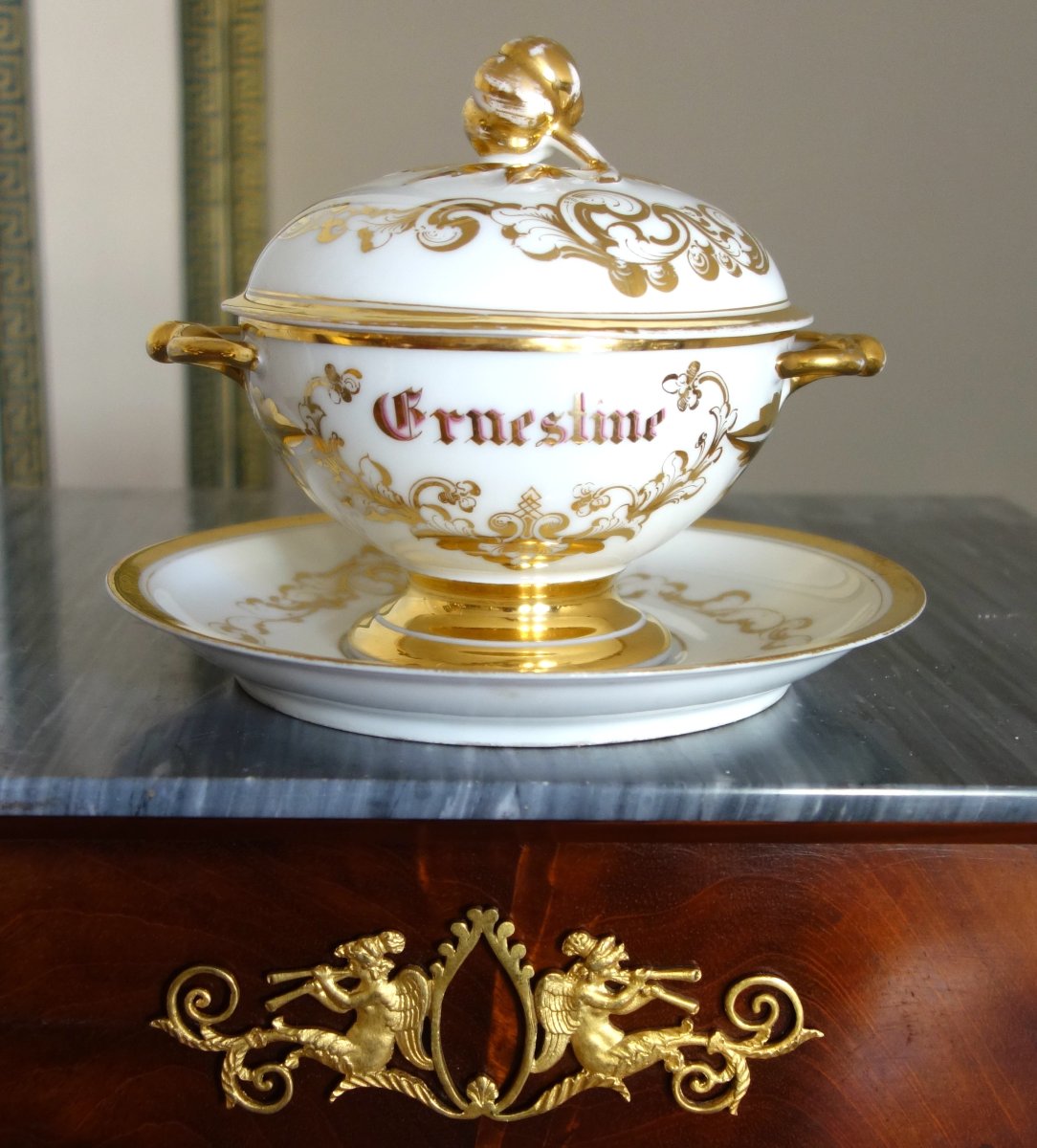 Bouillon en porcelaine de Paris blanc et Or vers 1850