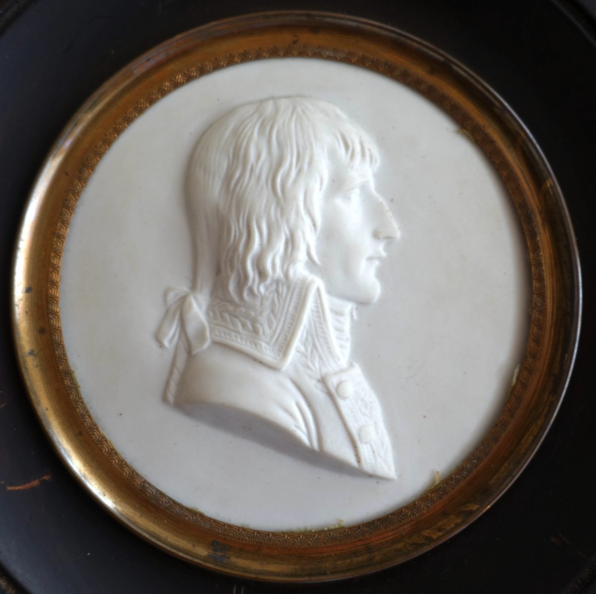 S&egrave;vres : portrait miniature du G&eacute;n&eacute;ral Napol&eacute;on Bonaparte en biscuit - sign&eacute;-photo-3