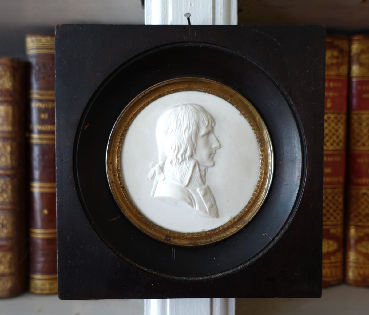S&egrave;vres : portrait miniature du G&eacute;n&eacute;ral Napol&eacute;on Bonaparte en biscuit - sign&eacute;