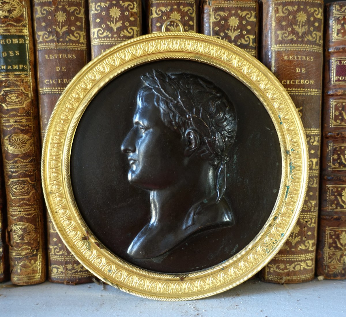 Grand médaillon : portrait de Napoleon en Empereur Romain : bronze patiné et doré-photo-2