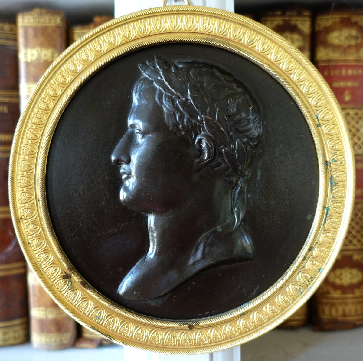 Grand médaillon : portrait de Napoleon en Empereur Romain : bronze patiné et doré-photo-3