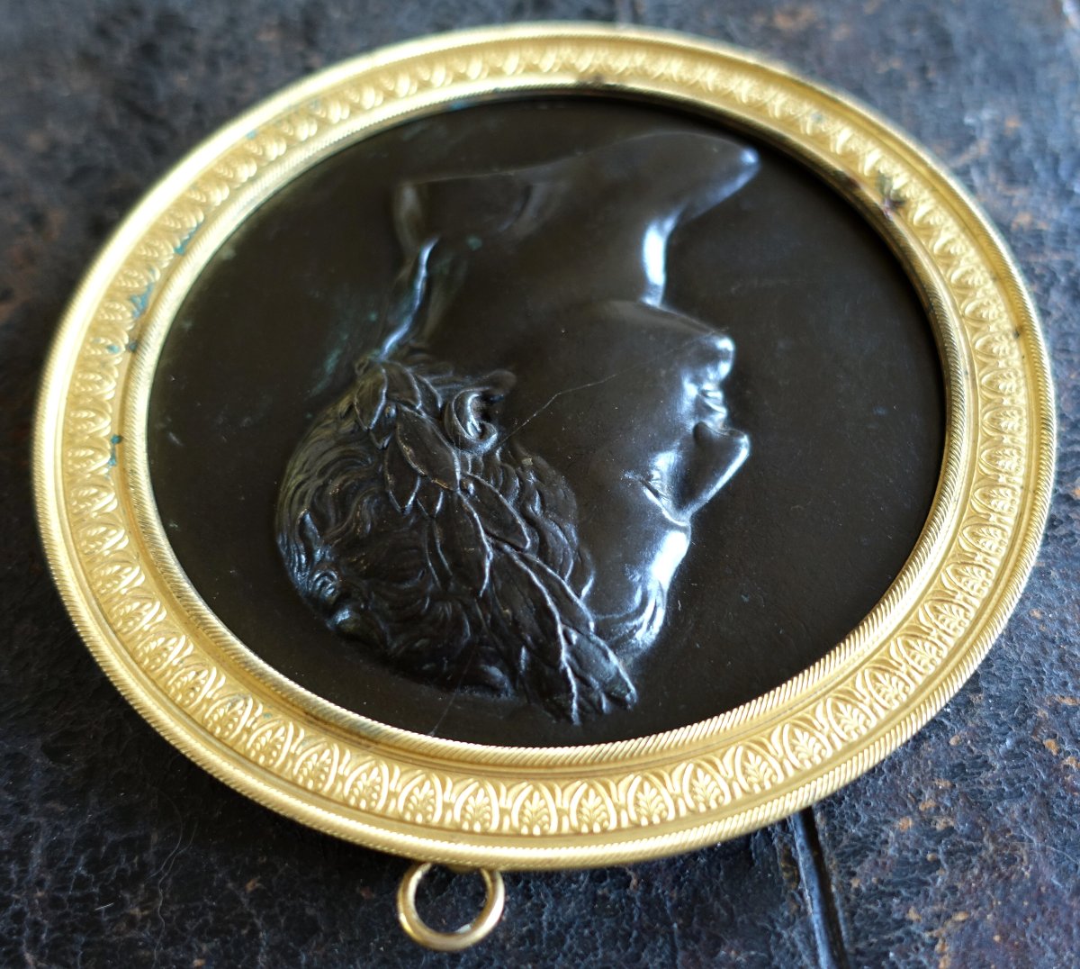 Grand médaillon : portrait de Napoleon en Empereur Romain : bronze patiné et doré-photo-4