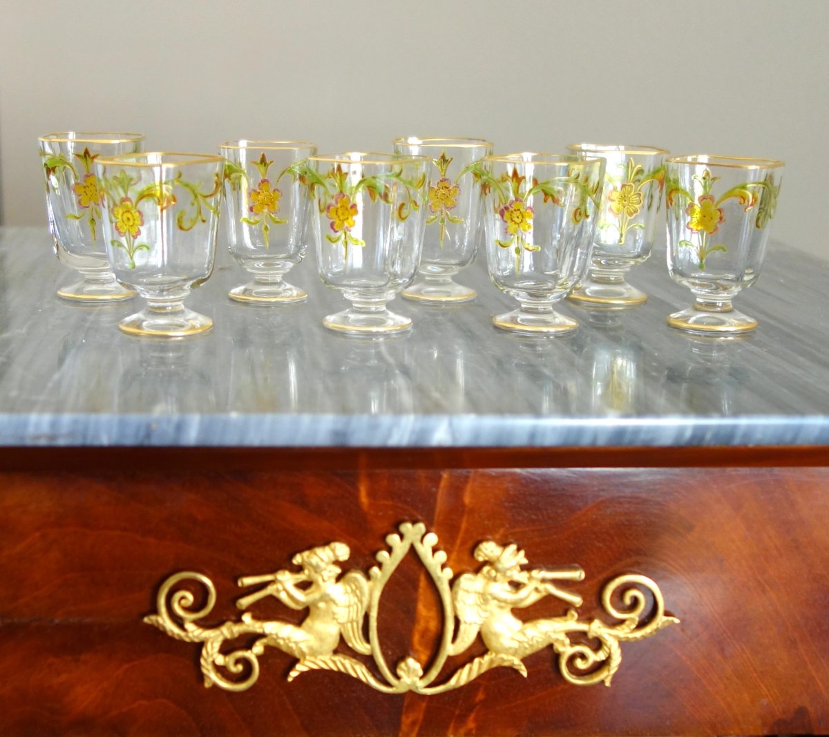Baccarat : suite de 8 verres à liqueur en cristal doré et émaillé - modèle églantier