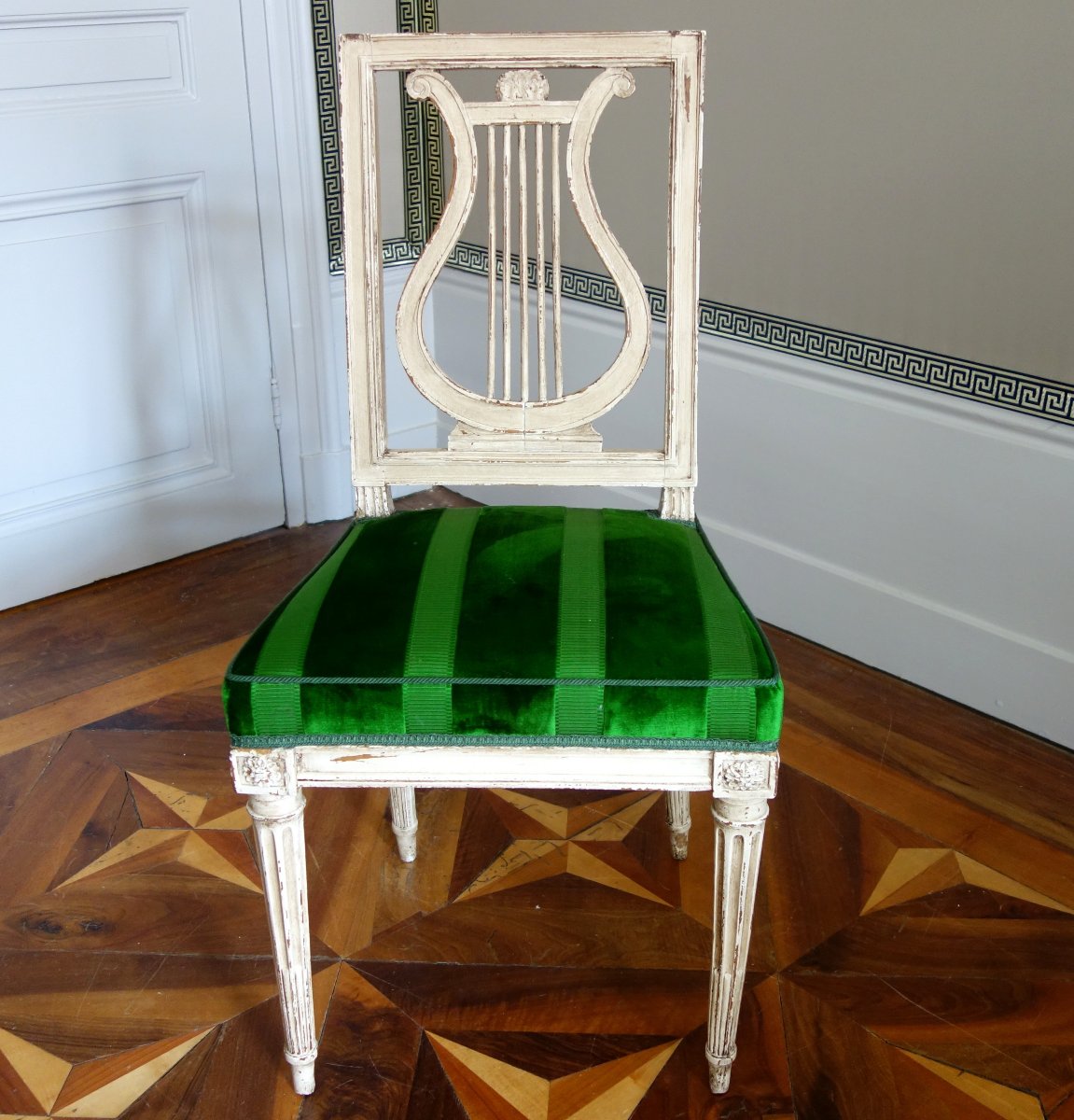 Suite de 4 chaises lyre d'époque Louis XVI en bois laqué et velours de soie-photo-2