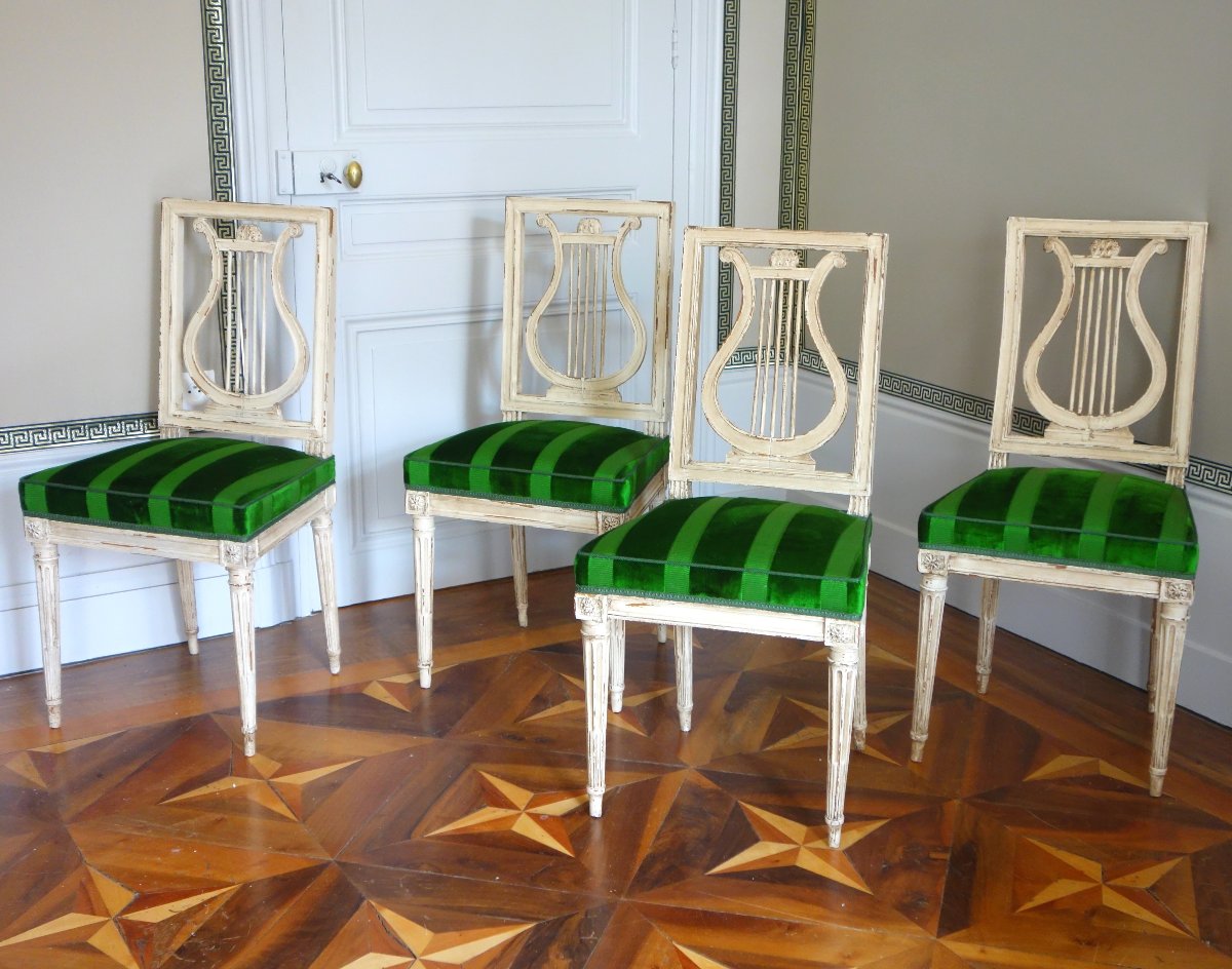 Suite de 4 chaises lyre d'époque Louis XVI en bois laqué et velours de soie