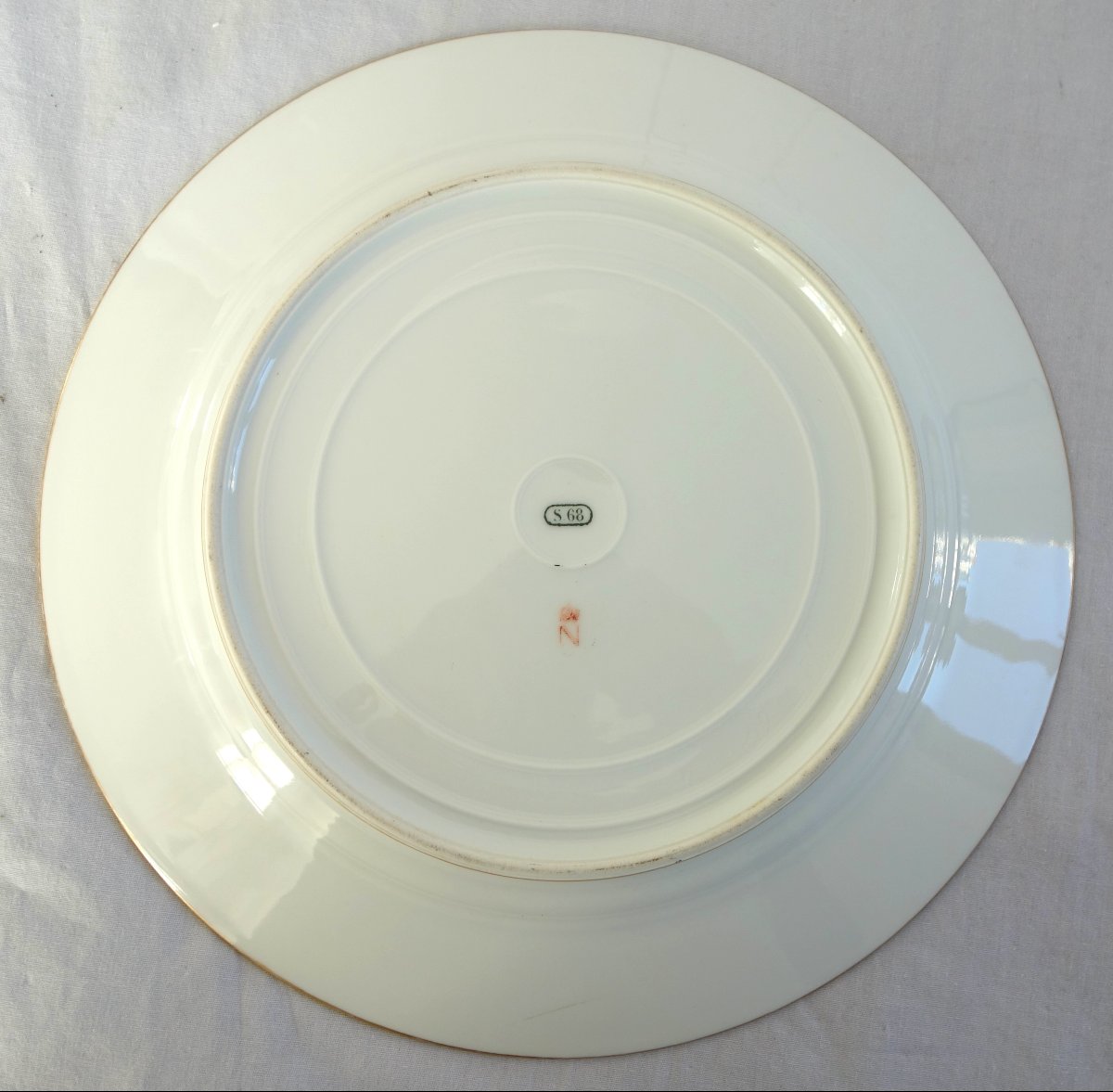 Sèvres - 6 assiettes de table en porcelaine à couronne de Comte, signées datées 1868-photo-2