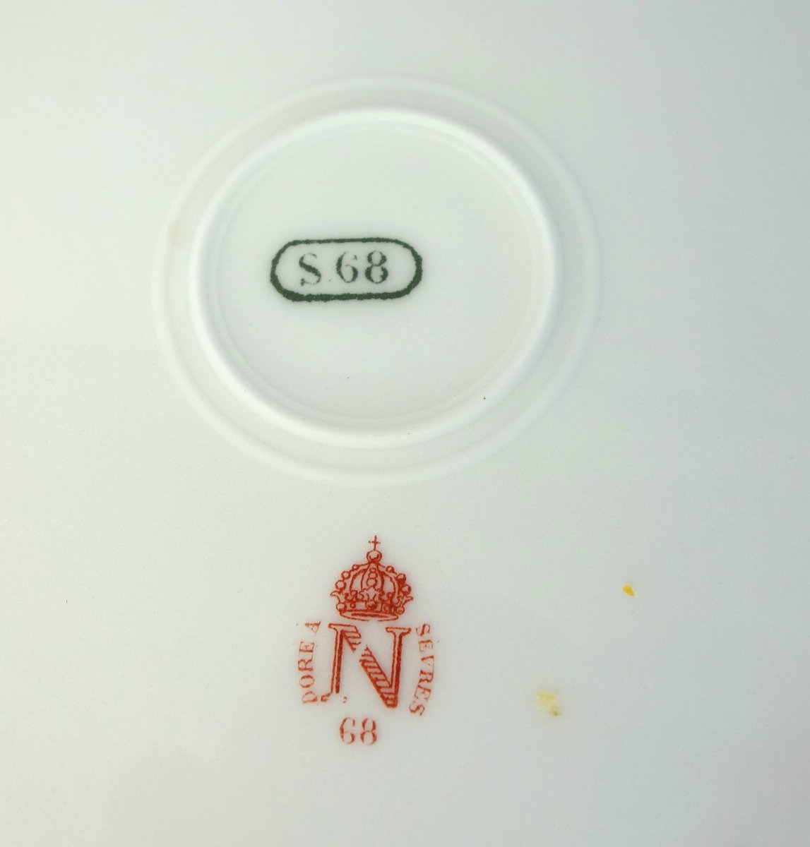 Sèvres - 6 assiettes de table en porcelaine à couronne de Comte, signées datées 1868-photo-3