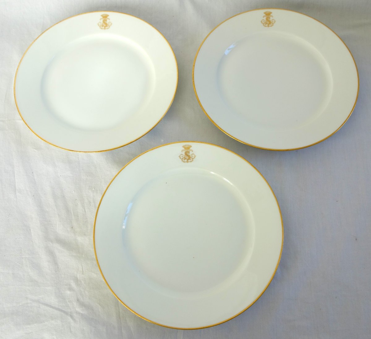 Sèvres - 6 assiettes de table en porcelaine à couronne de Comte, signées datées 1868-photo-4