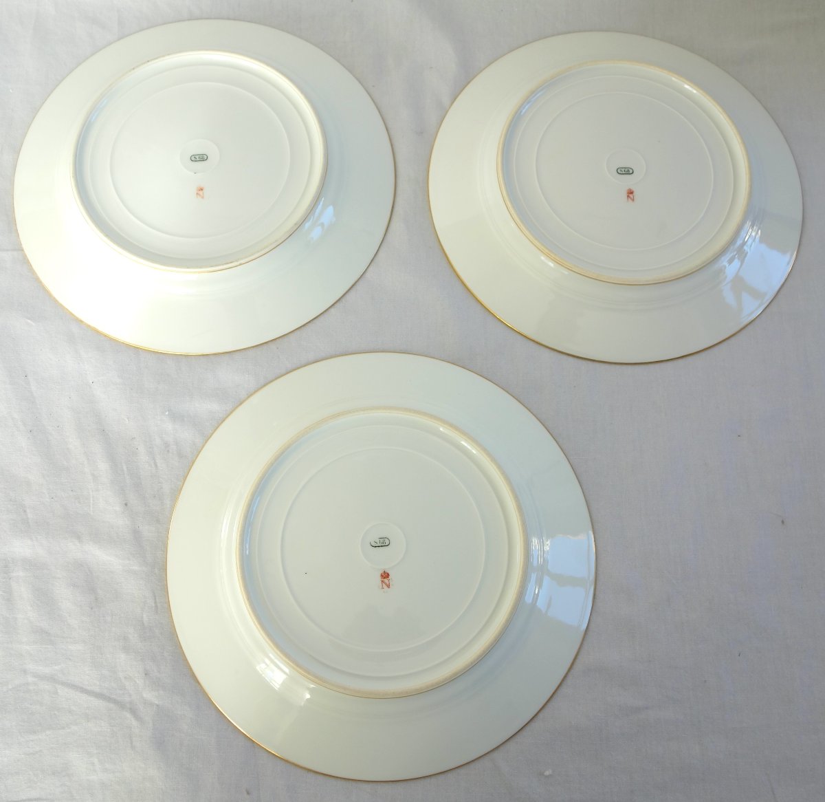 Sèvres - 6 assiettes de table en porcelaine à couronne de Comte, signées datées 1868-photo-5