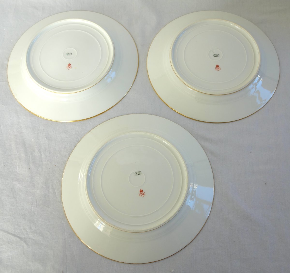 Sèvres - 6 assiettes de table en porcelaine à couronne de Comte, signées datées 1868-photo-7