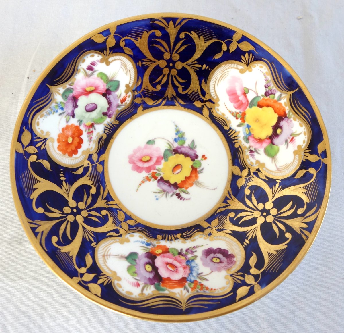 Tasse à café à riche décor floral et or, vers 1830, attribuée à la Manufacture de Bayeux-photo-4