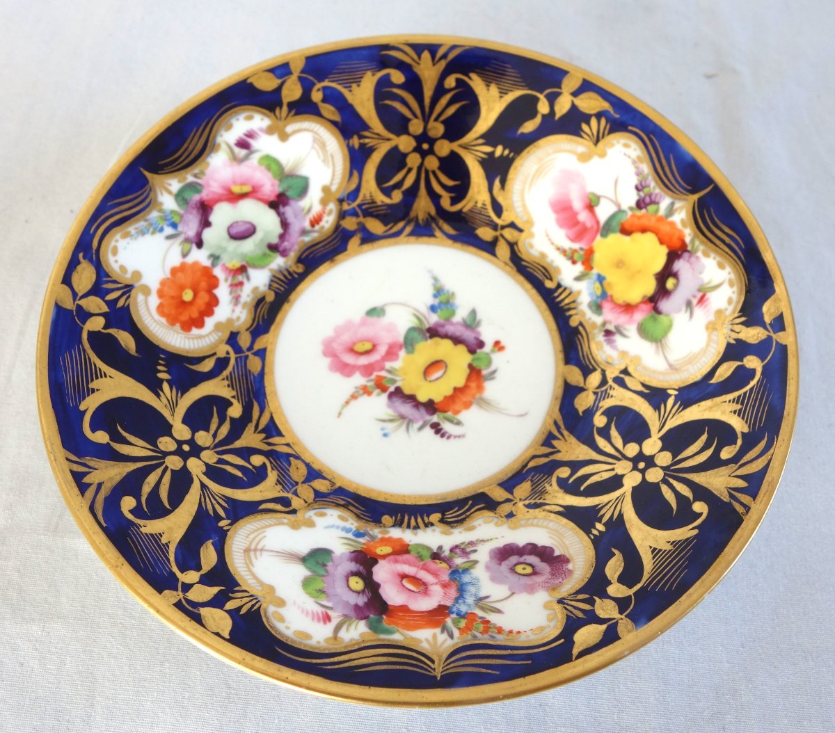 Tasse à café à riche décor floral et or, vers 1830, attribuée à la Manufacture de Bayeux-photo-1