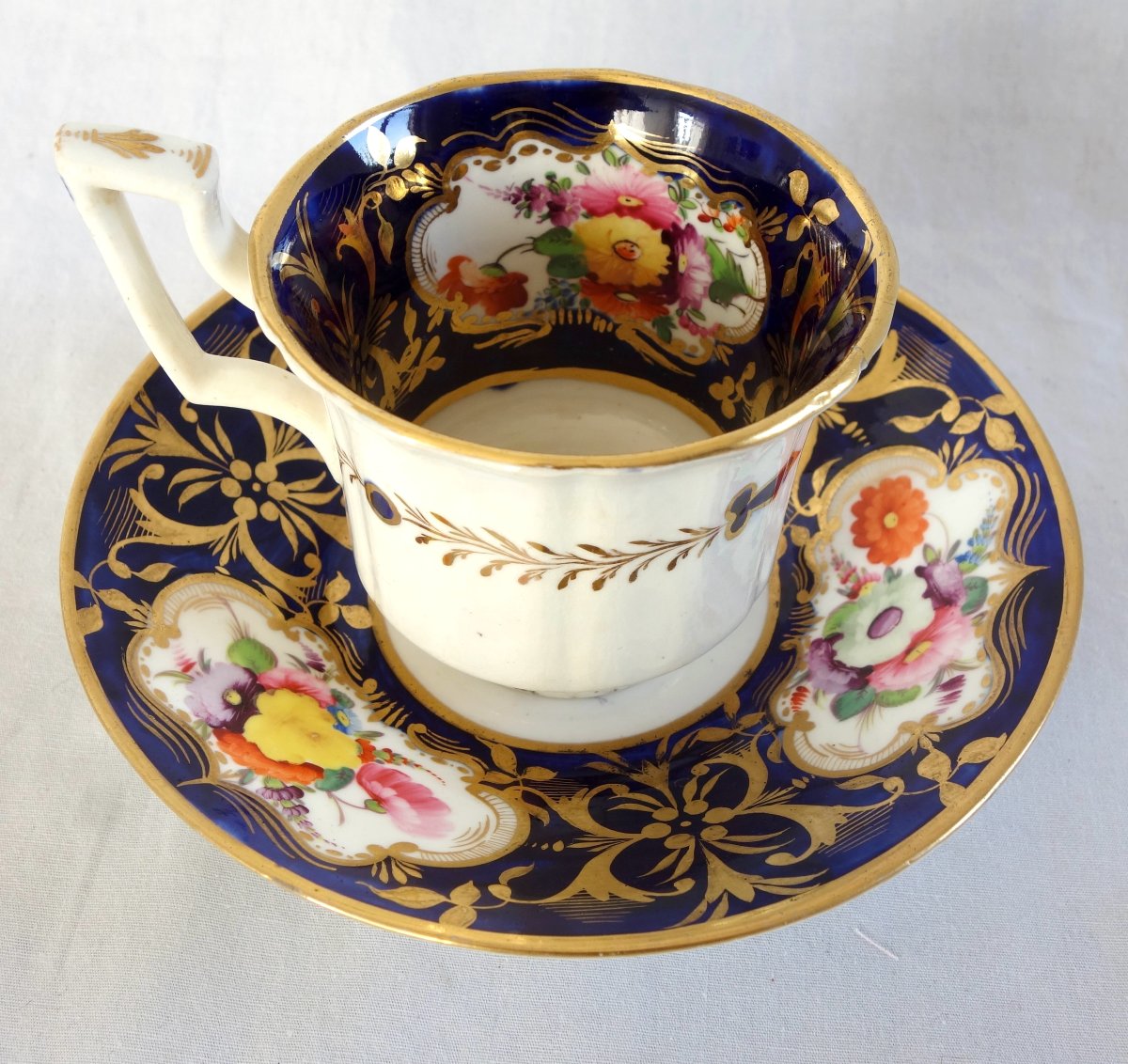 Tasse à café à riche décor floral et or, vers 1830, attribuée à la Manufacture de Bayeux-photo-3