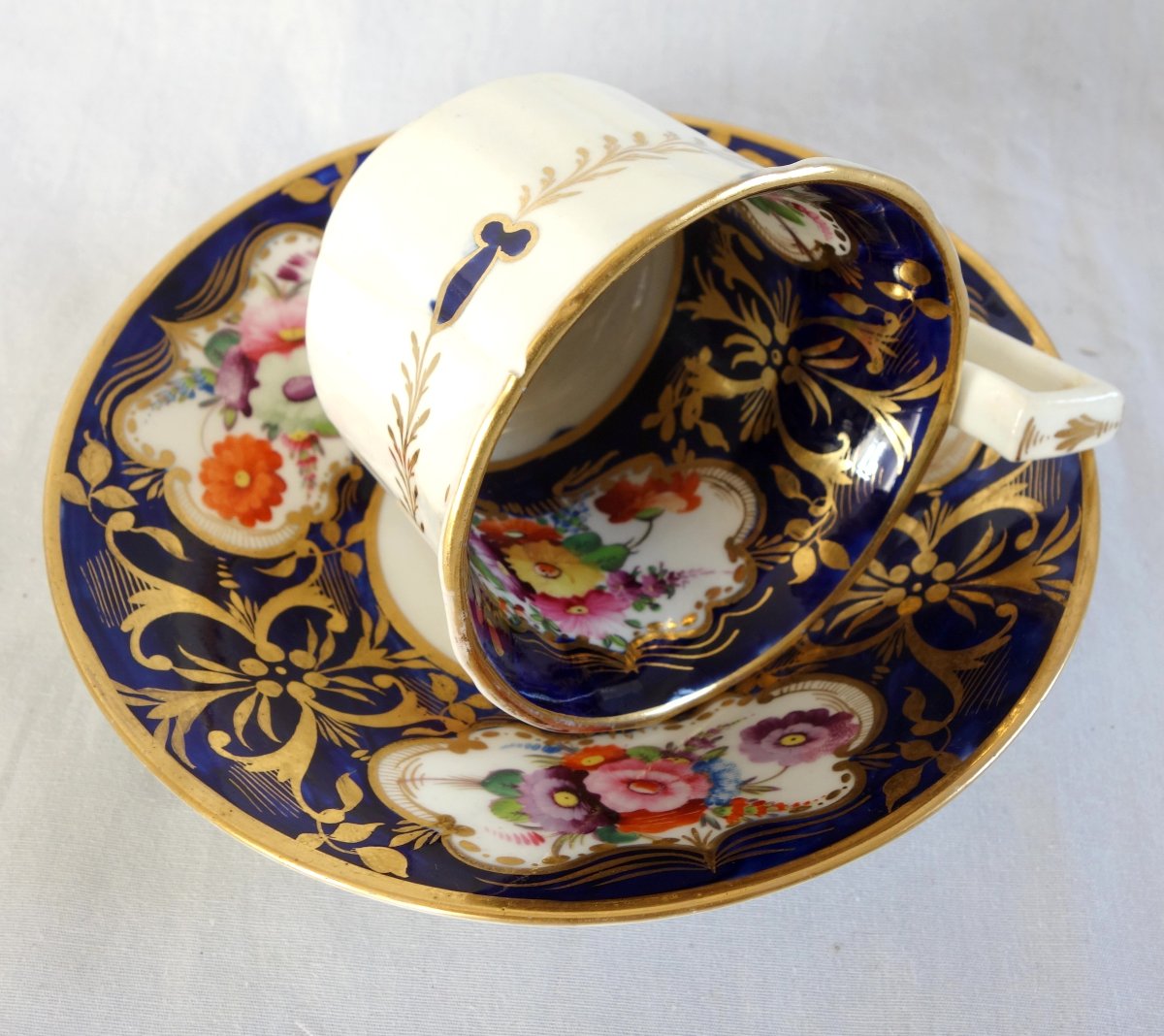 Tasse à café à riche décor floral et or, vers 1830, attribuée à la Manufacture de Bayeux-photo-4