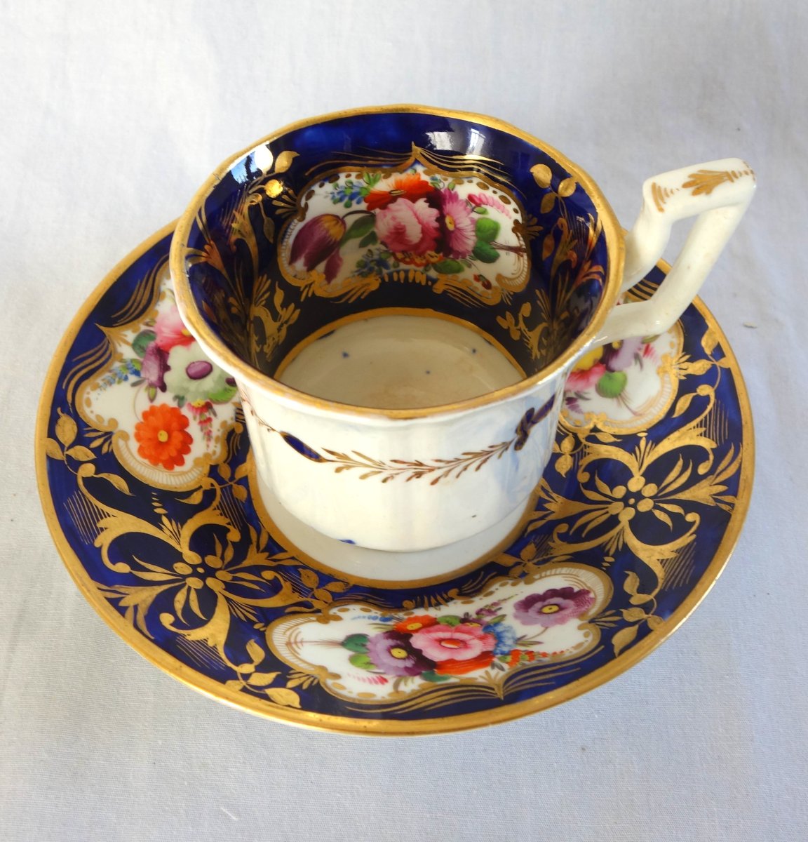 Tasse à café à riche décor floral et or, vers 1830, attribuée à la Manufacture de Bayeux-photo-5