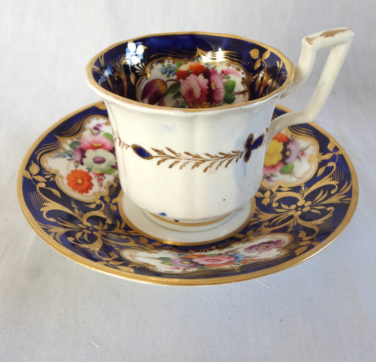 Tasse à café à riche décor floral et or, vers 1830, attribuée à la Manufacture de Bayeux-photo-6