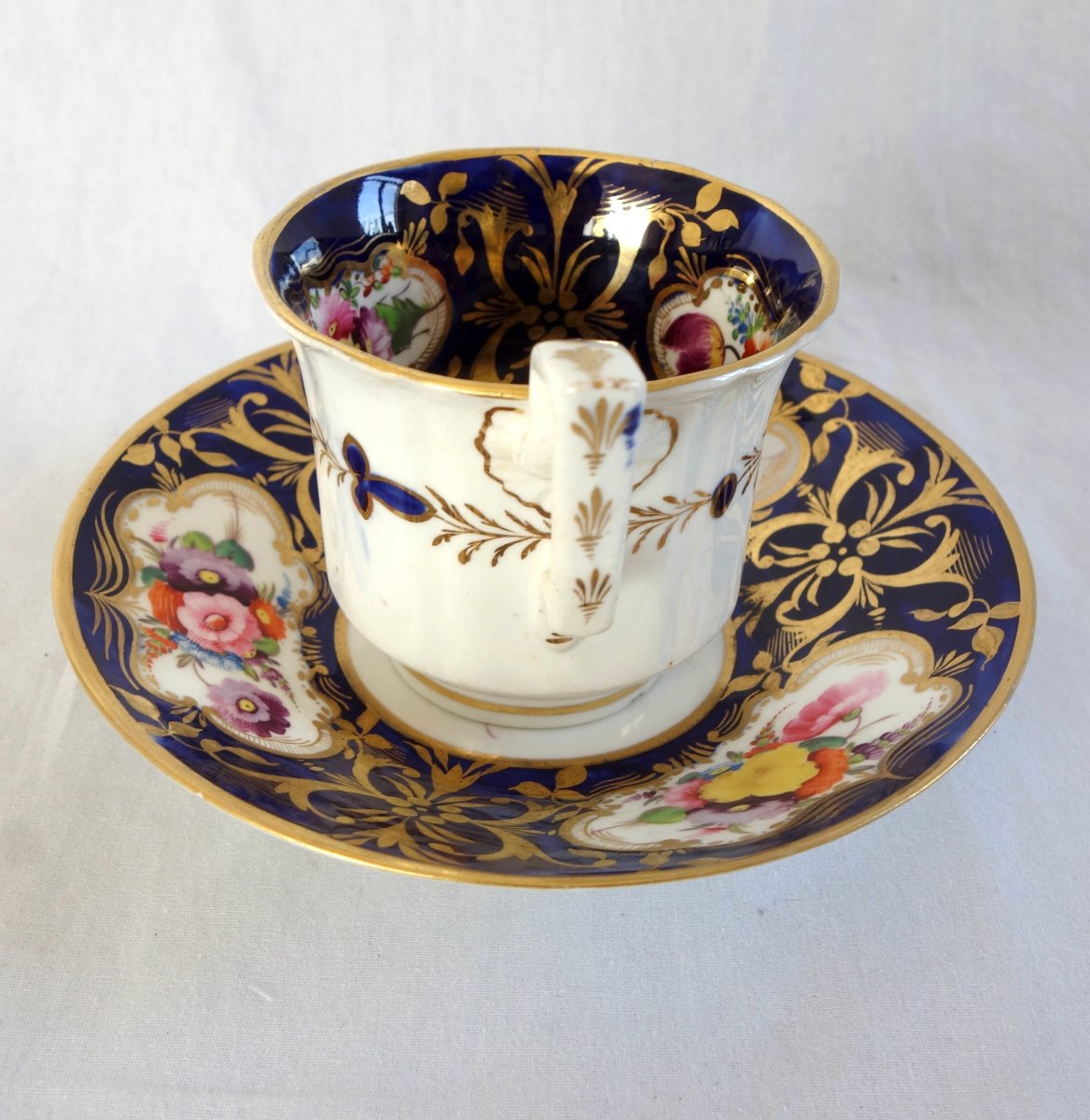 Tasse à café à riche décor floral et or, vers 1830, attribuée à la Manufacture de Bayeux-photo-7