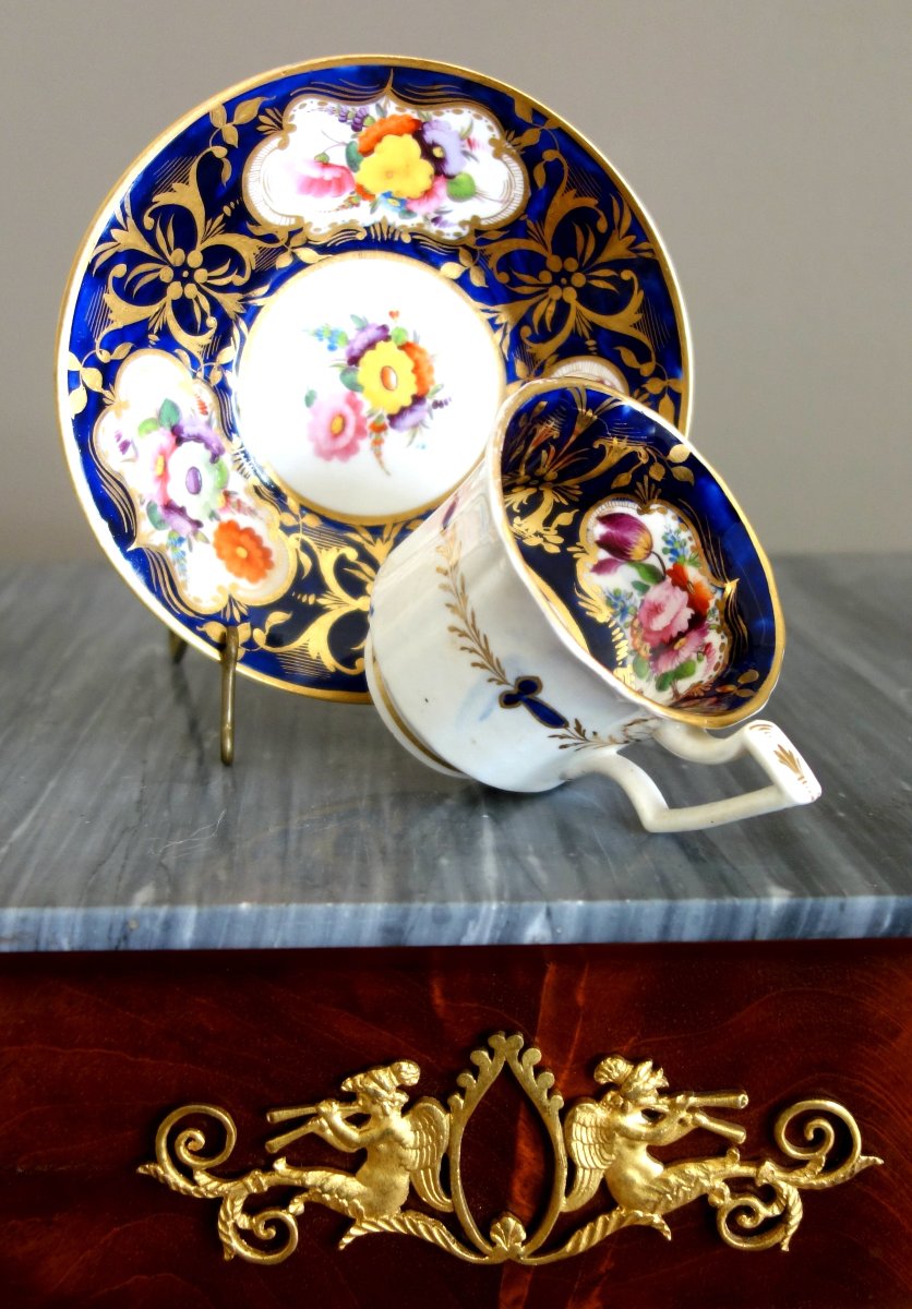 Tasse à café à riche décor floral et or, vers 1830, attribuée à la Manufacture de Bayeux
