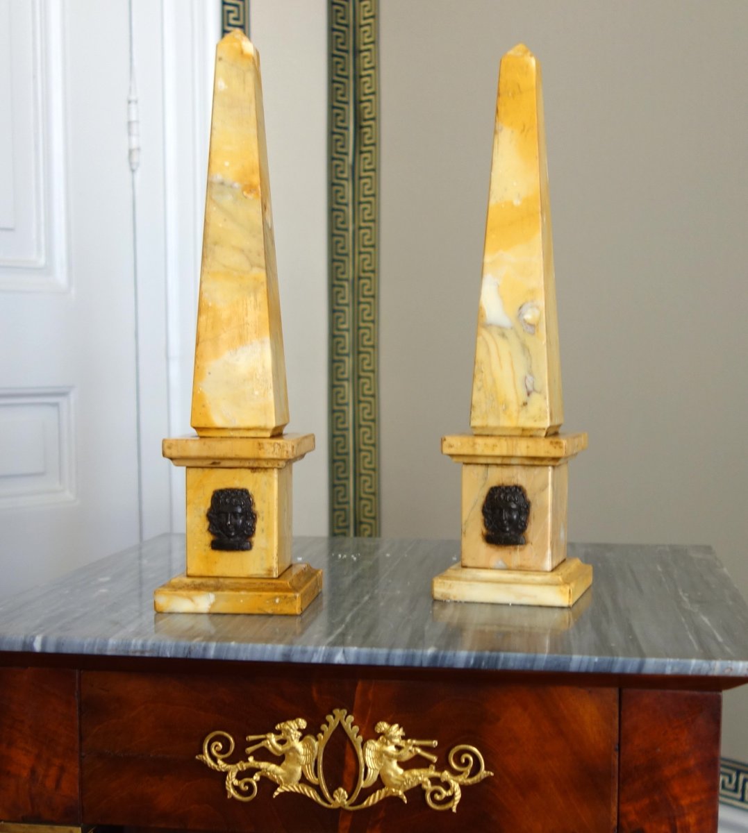 Paire d'obélisques en marbre jaune de Sienne et bronze patiné - style Empire Restauration
