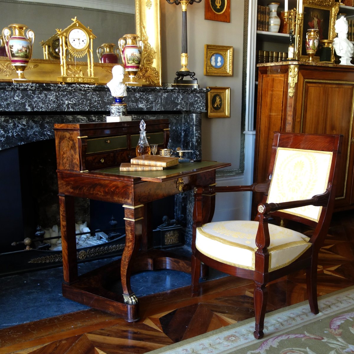 Fauteuil de bureau ou de chambre d'époque Empire en acajou et bronze doré - galons au fil d'or-photo-8