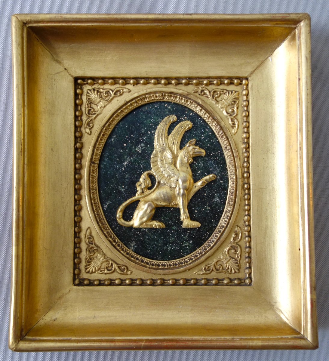 Grande miniature Empire en bronze ciselé et doré au mercure, griffon assis : 21,6 x 24,2cm -photo-2