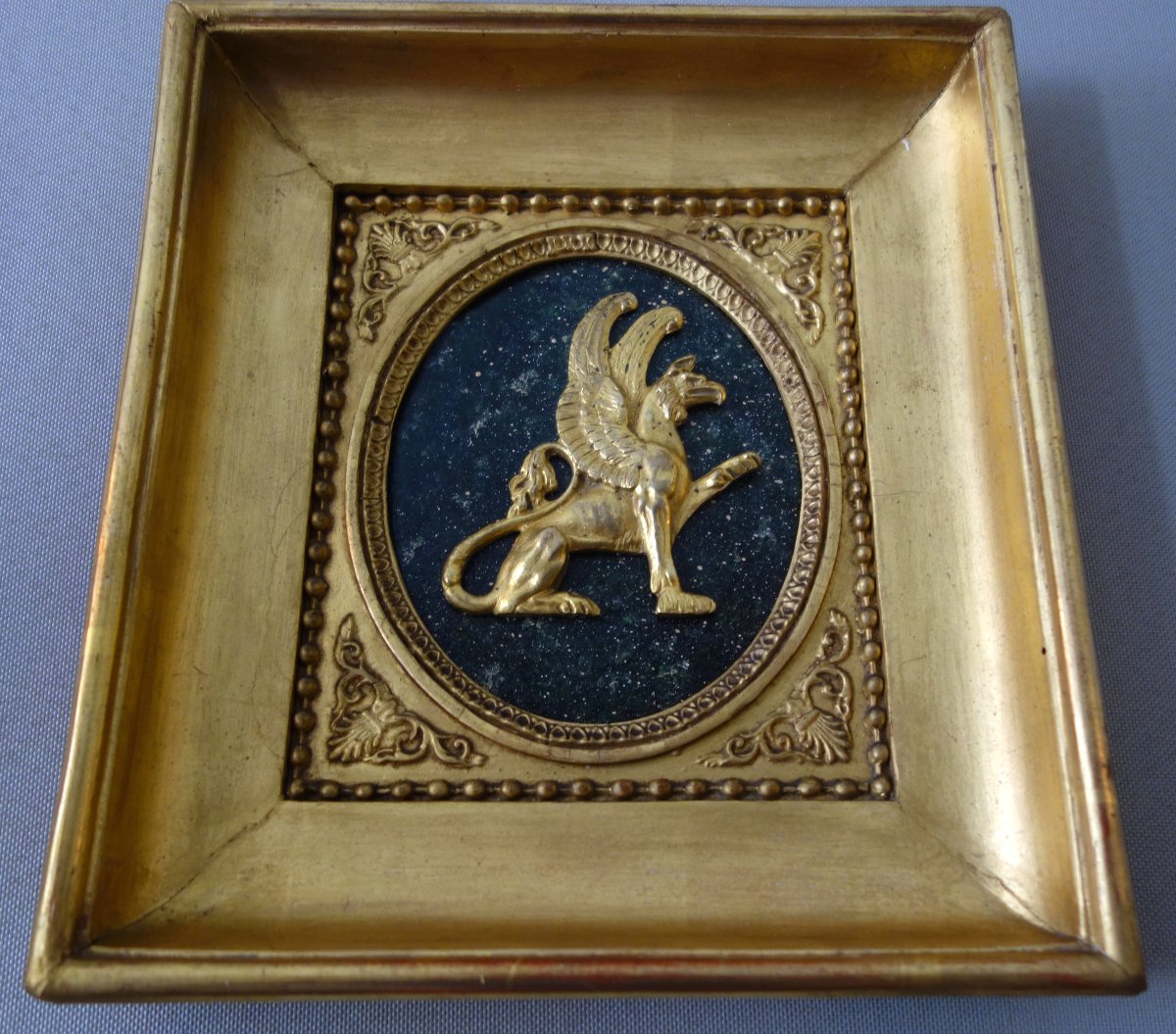 Grande miniature Empire en bronze ciselé et doré au mercure, griffon assis : 21,6 x 24,2cm -photo-1