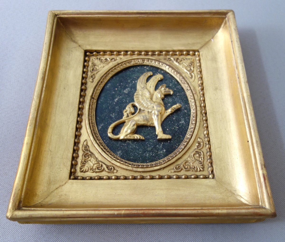 Grande miniature Empire en bronze ciselé et doré au mercure, griffon assis : 21,6 x 24,2cm -photo-2