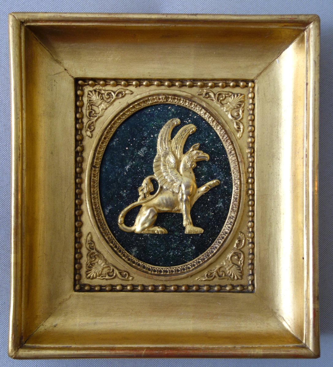 Grande miniature Empire en bronze ciselé et doré au mercure, griffon assis : 21,6 x 24,2cm 