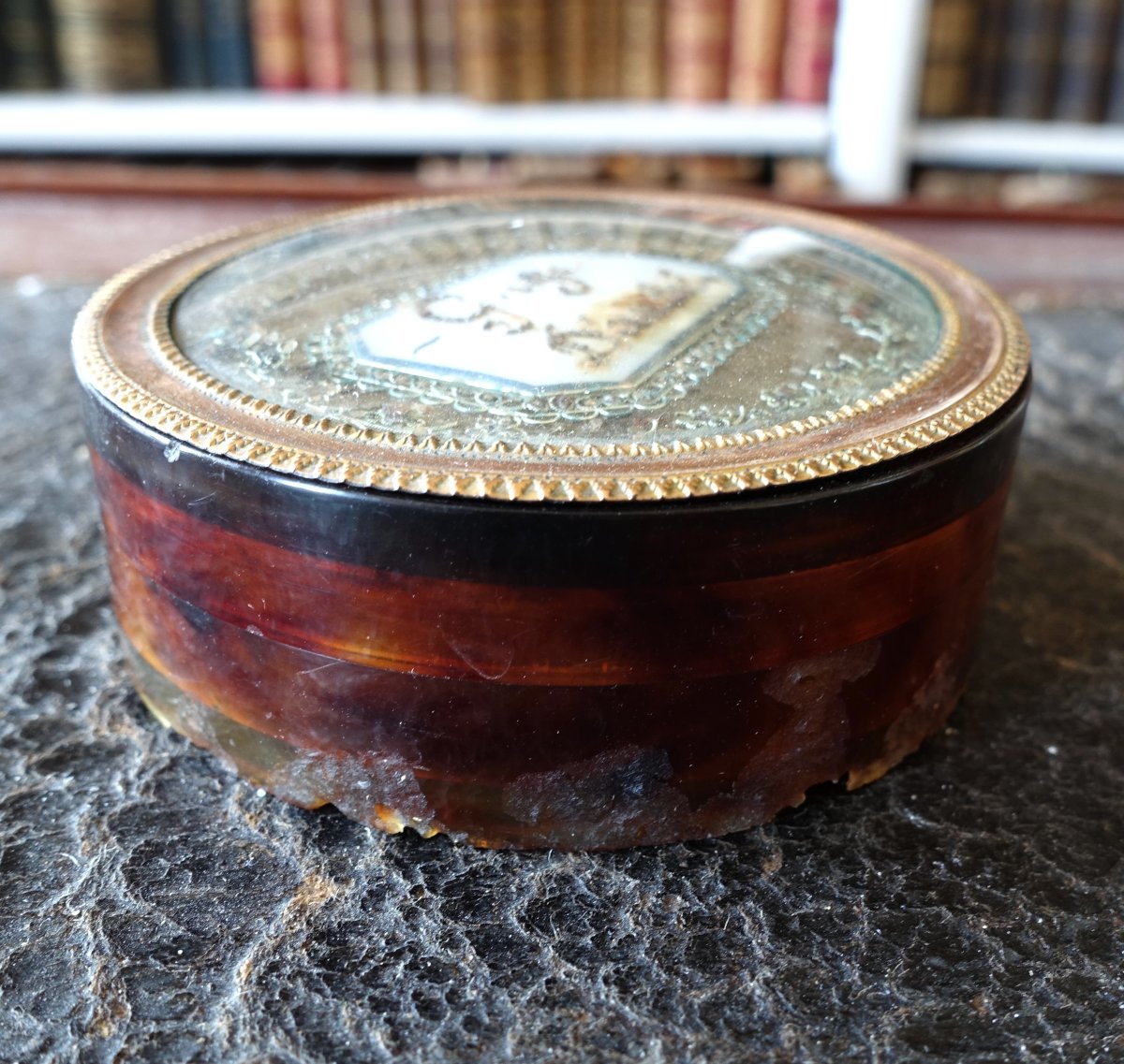 Round Tortoiseshell Box With A Pompon—a Token Of Friendship From The Late 18th Century / Early 19th Century-photo-4
