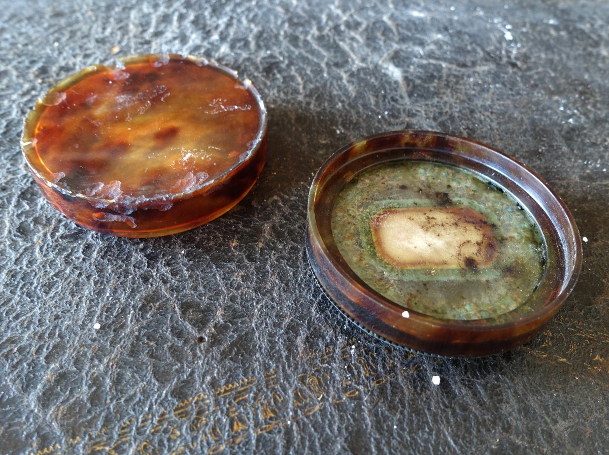 Round Tortoiseshell Box With A Pompon—a Token Of Friendship From The Late 18th Century / Early 19th Century-photo-1
