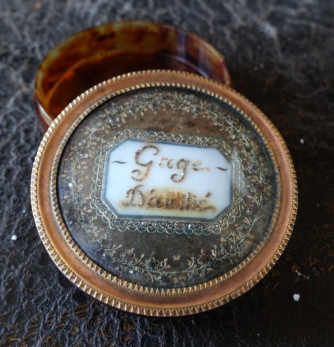 Round Tortoiseshell Box With A Pompon—a Token Of Friendship From The Late 18th Century / Early 19th Century