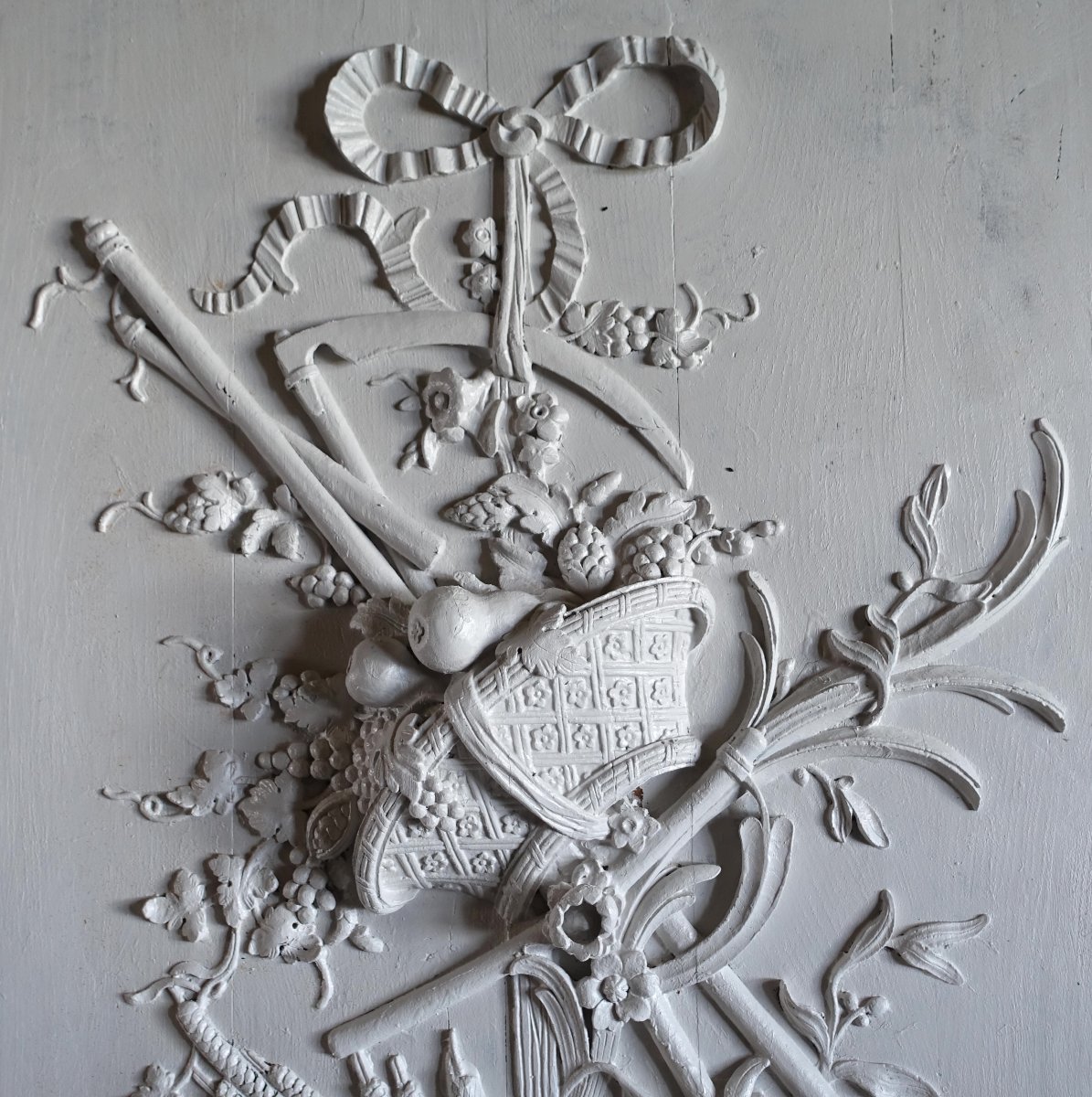 Louis XVI-style Trophy-shaped Door-top Panel—solid Oak, Finely Carved In Relief-photo-1