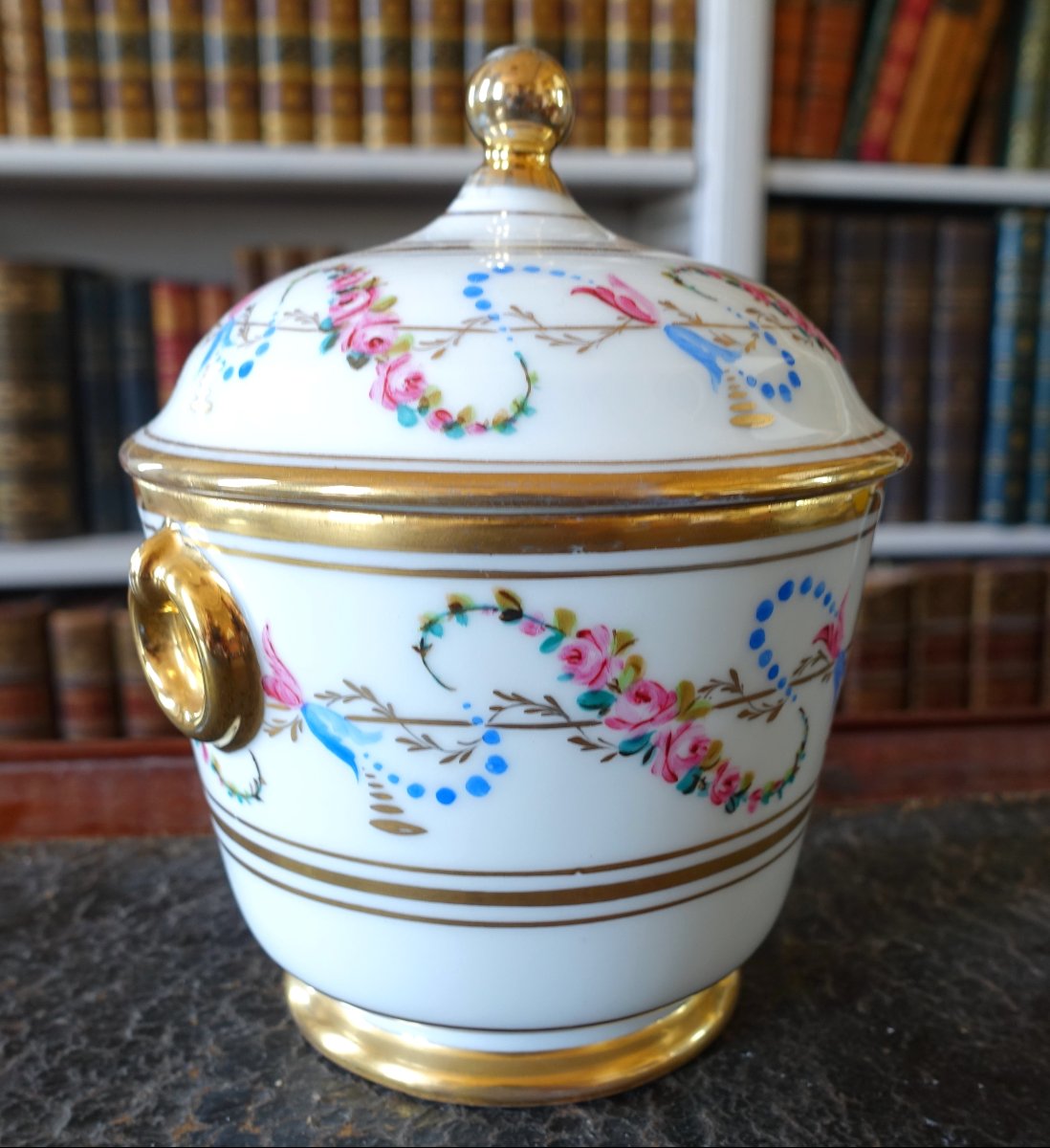 grand Sucrier Louis XVI à décor floral en porcelaine de Paris d'époque fin 18e début 19e