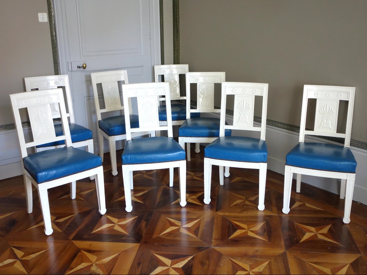 Suite de 8 chaises de salle à manger en bois laqué d'époque Empire
