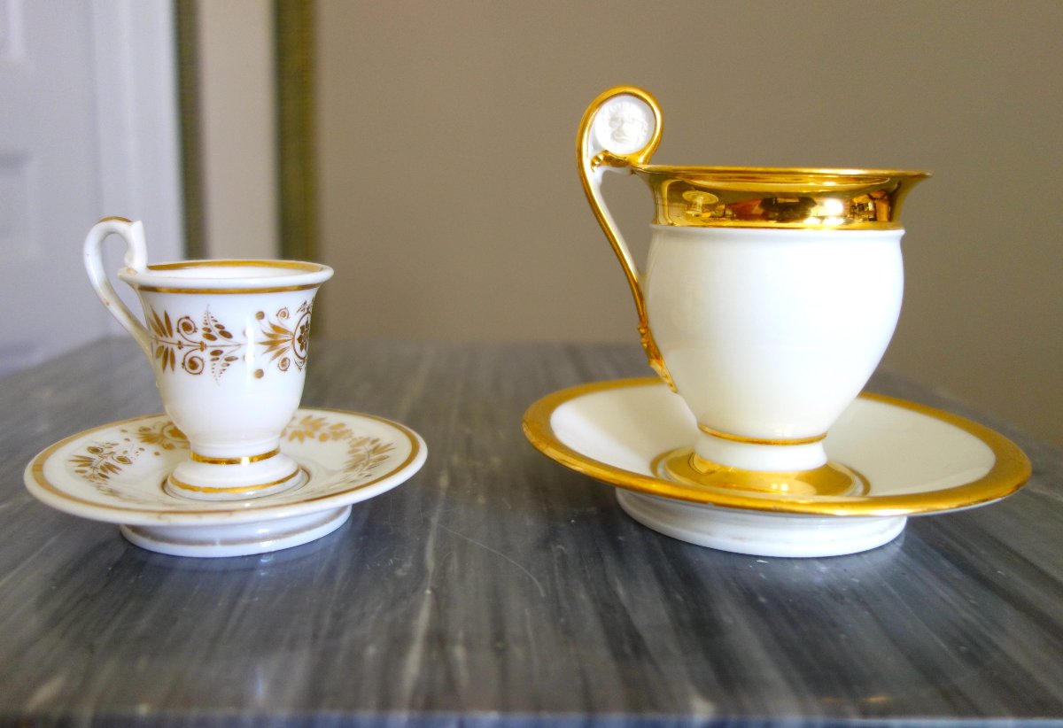 Paire de tasses à café d'enfant en porcelaine de Paris, époque Restauration circa 1830-photo-1