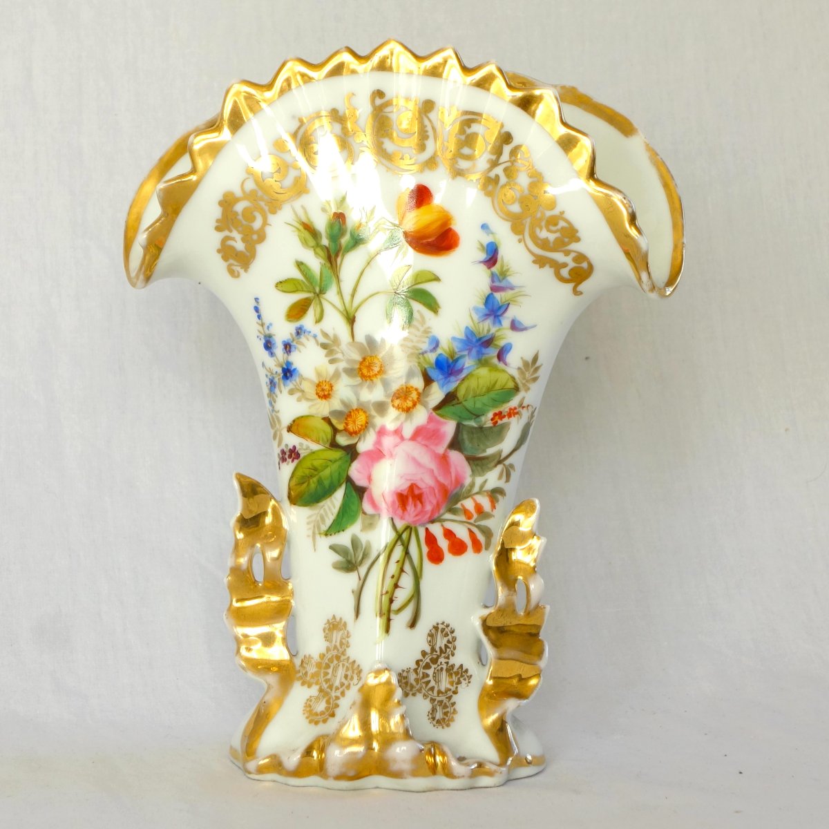 Vase cornet en porcelaine de Paris dans le goût de Jacob Petit - décor floral polychrome et or-photo-2