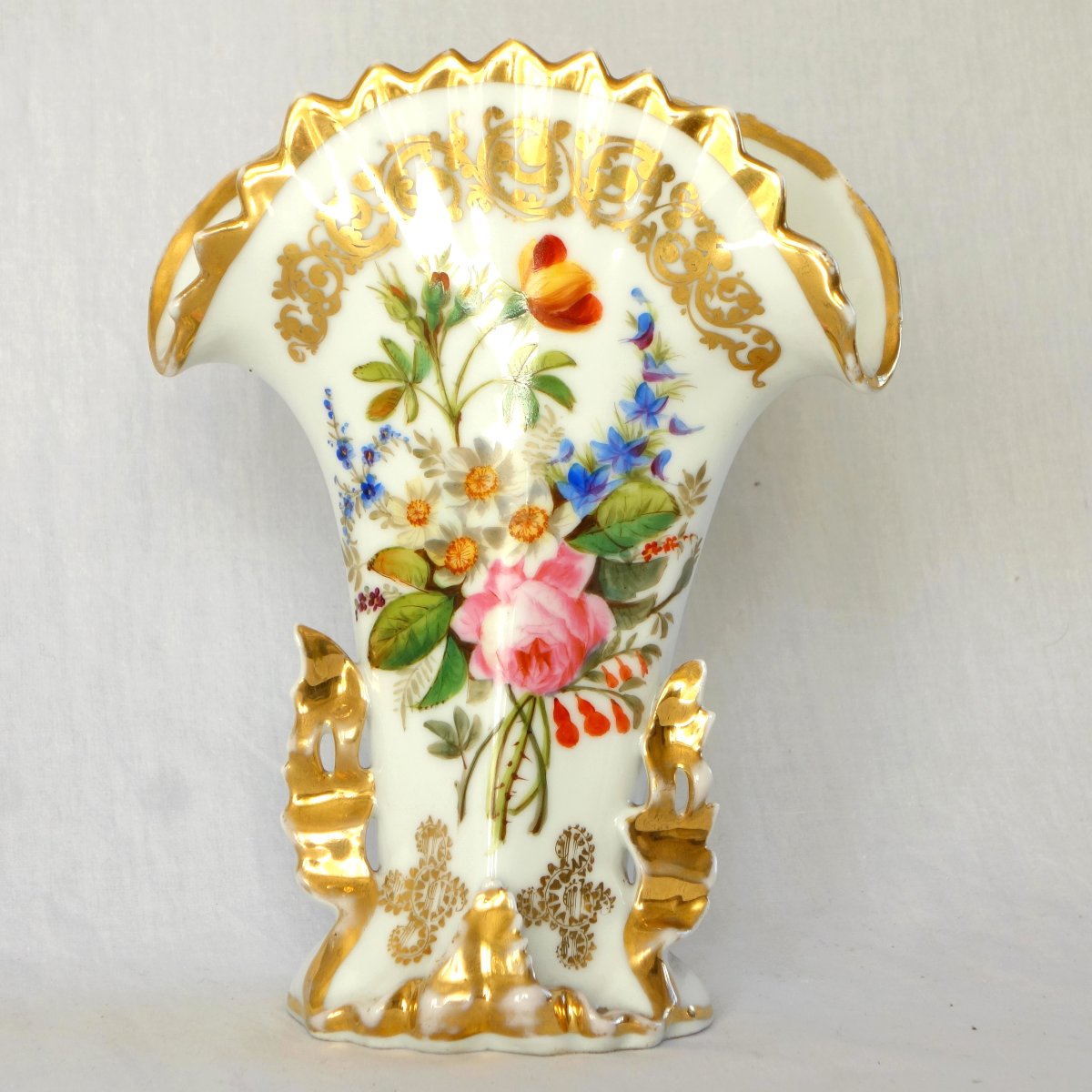 Vase cornet en porcelaine de Paris dans le goût de Jacob Petit - décor floral polychrome et or-photo-3