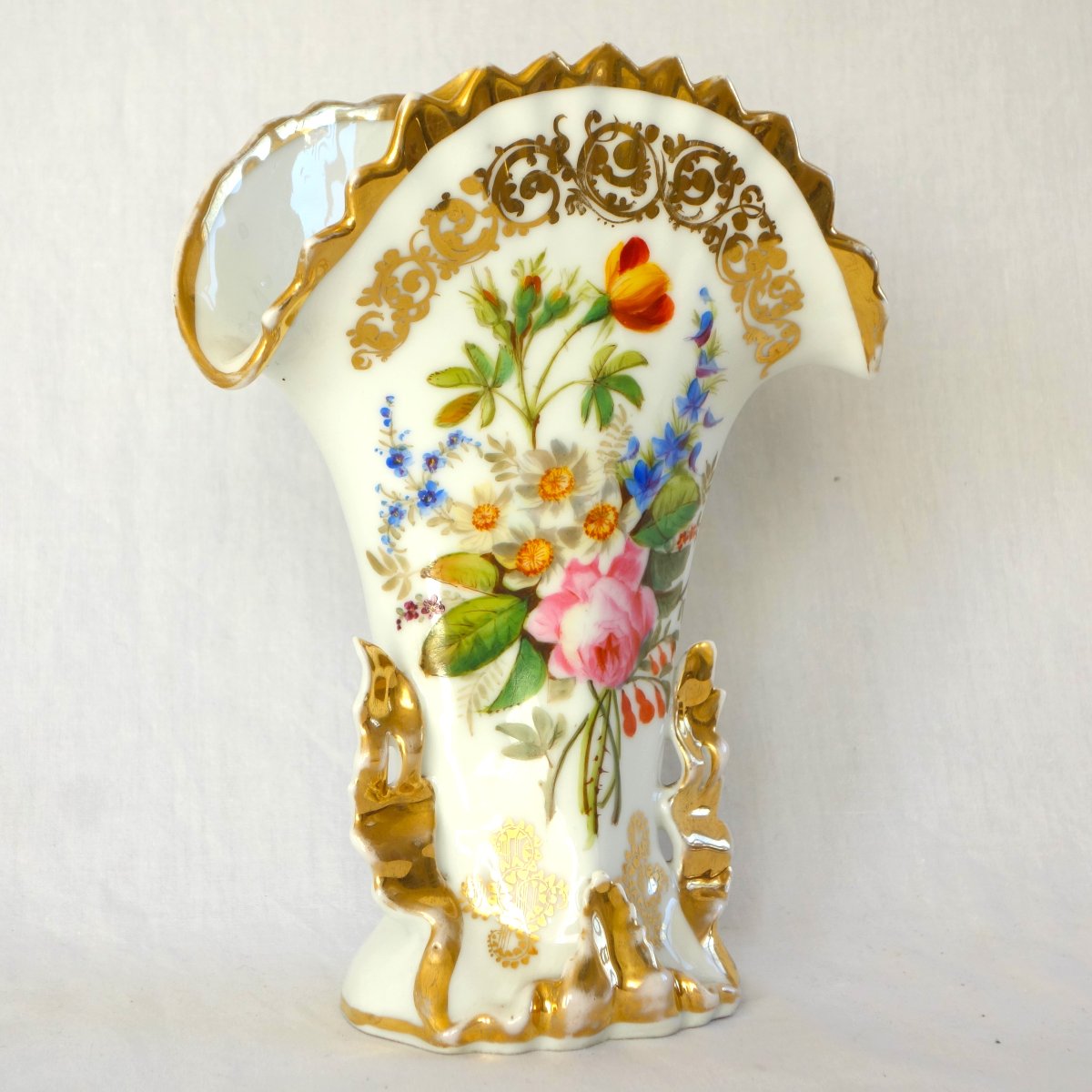 Vase cornet en porcelaine de Paris dans le goût de Jacob Petit - décor floral polychrome et or-photo-4