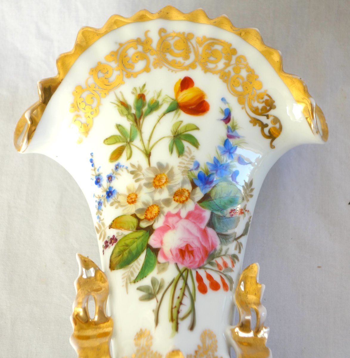 Vase cornet en porcelaine de Paris dans le goût de Jacob Petit - décor floral polychrome et or-photo-2