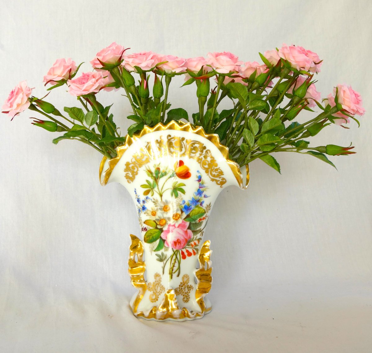 Vase cornet en porcelaine de Paris dans le goût de Jacob Petit - décor floral polychrome et or