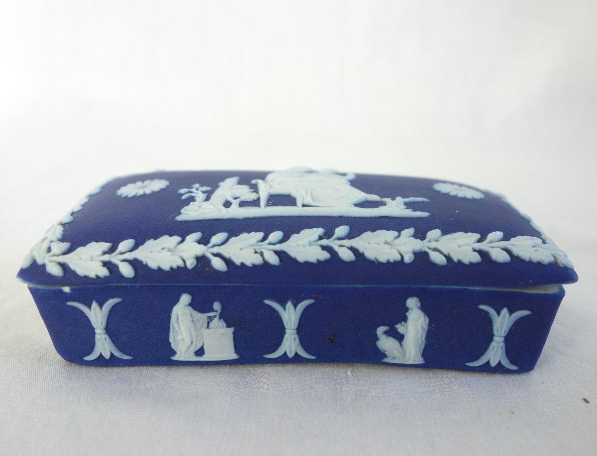 Wedgwood - Antique-style Box Made Of Bisque Porcelain-photo-3