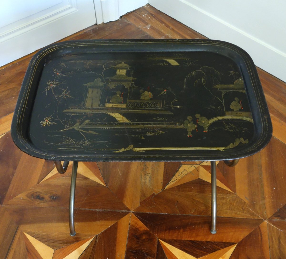 Grand plateau Napoléon III en tôle laquée de chinoiseries, monté table basse Madeleine Castaing