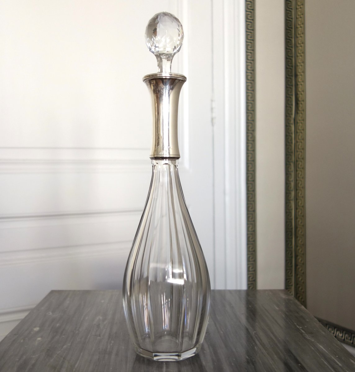 Baccarat, Carafe à vin en cristal taillé, modèle Malmaison montée argent massif Minerve
